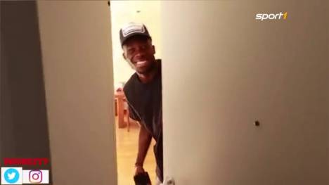 Alphonso Davies ist der Shootingstar des FC Bayern. Auf Youtube hat der Kanadier nun Einblicke in sein Zuhause in München gegeben. 
