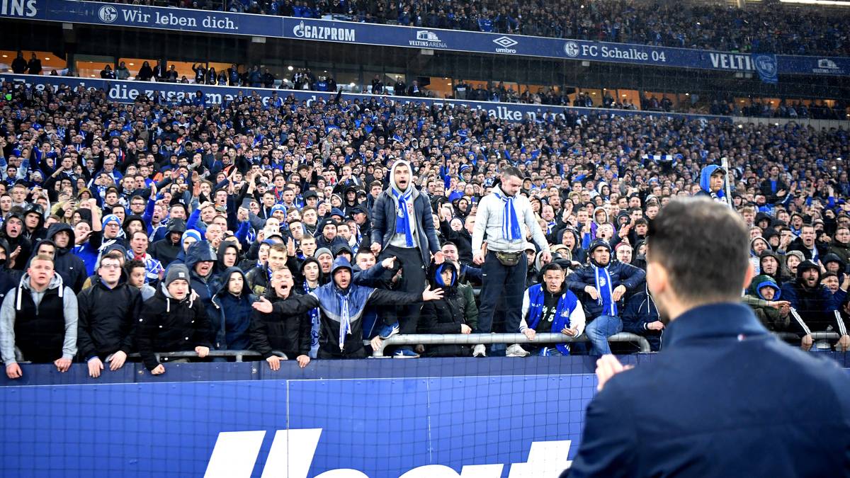 Während die Spieler etwas Sicherheitsabstand halten,...