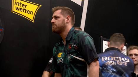 Berry van Peer schlägt den Favoriten Josh Rock beim German Darts Grand Prix mit 6:3 und sorgt damit für eine Überraschung.