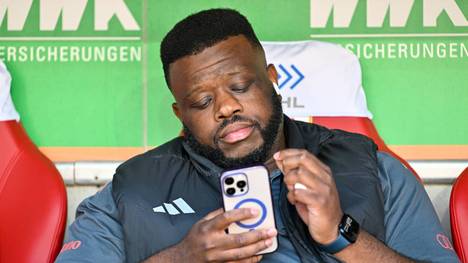 Der FC Bayern hat nun auch mit dem Trainerteam von Vincent Kompany verlängert. Der Chefcoach erklärt, warum sein Staff so wichtig ist - und klärt auch über die Zukunft von Kult-Betreuer Rodyse Munienge auf.