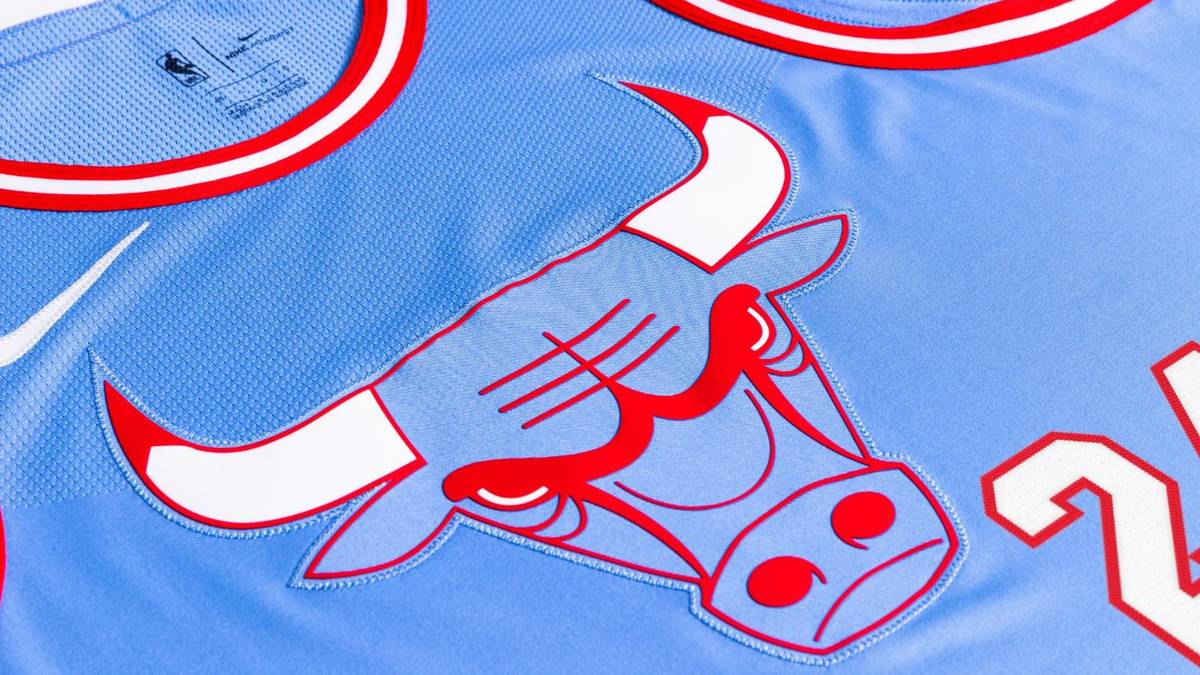 CHICAGO BULLS: Die Flagge Chicagos erinnert die Menschen daran, dass sie eine Familie sind. Entsprechend feiert das City-Trikot die heimische Zuneigung mit roten und weißen Streifen, die einen kühlen blauen Hintergrund schmücken - inspiriert von der legendären Stadtflagge