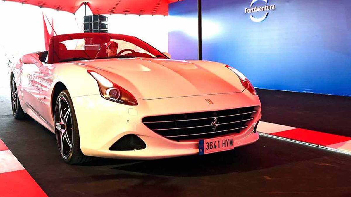 Ciao, hier kommt der neue Ferrari-Pilot Sebastian Vettel - standesgemäß in einem Ferrari California T