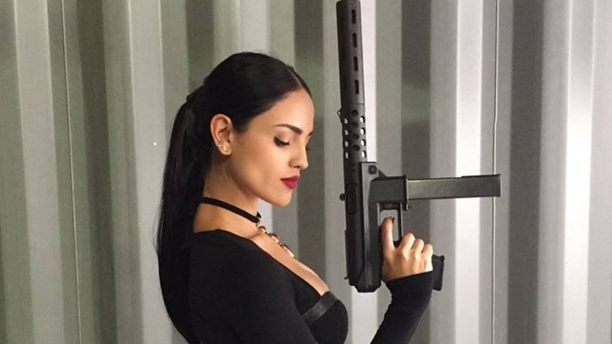 Dabei muss sie auch mal zur Waffe greifen