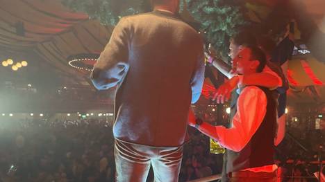 Vier Basketball-Europameister des FC Bayern lassen es auch rund anderthalb Wochen nach Gewinn des EM-Titels noch krachen: standesgemäß in Tracht auf dem Münchner Oktoberfest. 