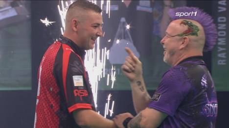 Nathan Aspinall ist weiterhin in Topform und springt an die Tabellenspitze der Premier League. Auch gegen Peter Wright behält der Engländer die Oberhand und siegt souverän mit 7:3. 