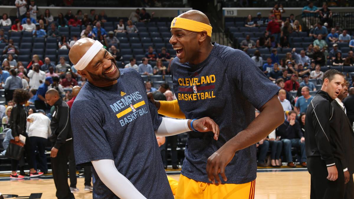 25. März: "Und dann ich so.." "Und dann er so..." "Das glaubst du einfach nicht..." Vince Carter und Brendan Haywood erzählen sich vor dem Tip-Off ein bisschen NBA-Gossip und brechen ab. Die beiden Ex-Mavericks haben vor der Partie Cavaliers gegen Grizzlies ihren Spaß und lassen Fünfe gerade sein