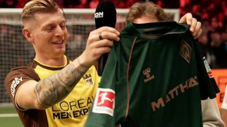 Am 12. Spieltag gastiert die Icon League in Bremen. Werder-Star Mitchell Weiser übergibt Toni Kroos ein Trikot der Bremer - dieser scherzt daraufhin, ob das ein mögliches Vertragsangebot sei.