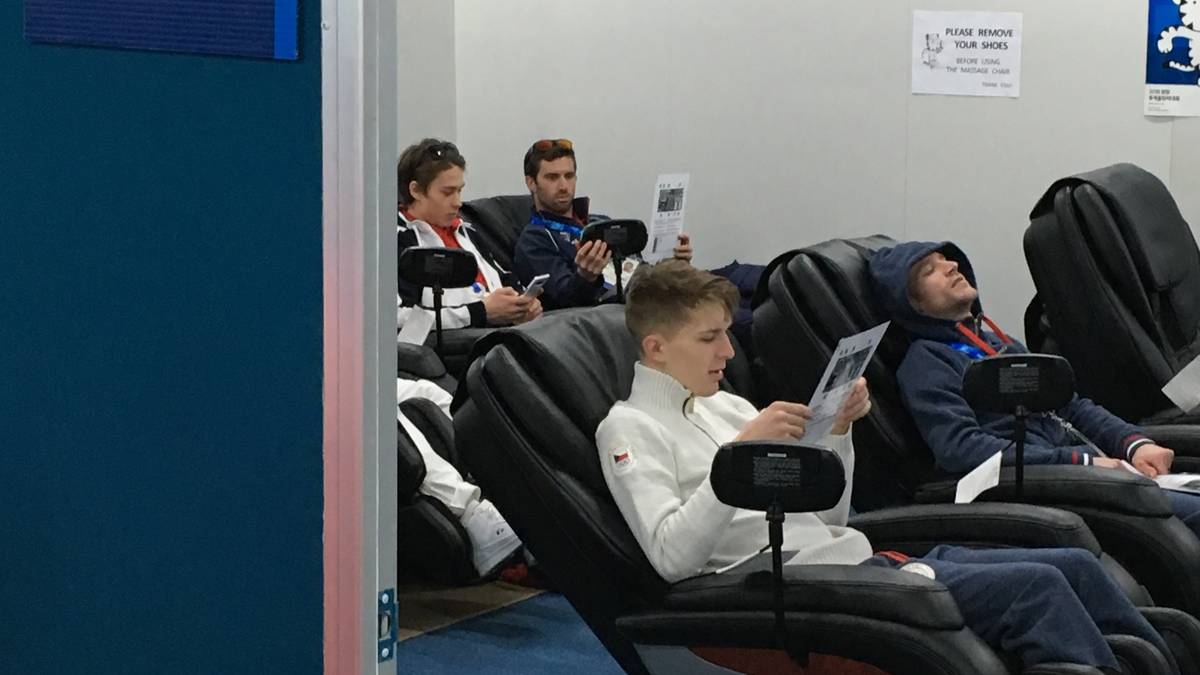 Wer einfach nur Entspannung sucht, ist hier genau richtig: Ein ganzer Raum voller Massagesessel steht den Dorfbewohnern zur Verfügung