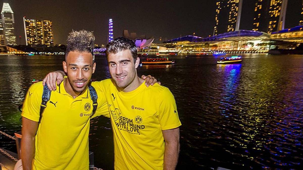 Pierre-Emerick Aubameyang und Sokratis posieren vor der imposanten Skyline von Singapur