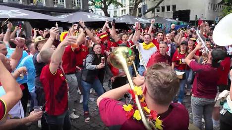 Kurz vor dem so wichtigen Spiel der Belgier gegen Rumänien ist die Stimmung ausgelassen und gut in der Kölner Innenstadt. 