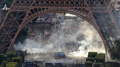 Auf der Fanzone am Pariser Eiffelturm setzte die Polizei Tränengas ein