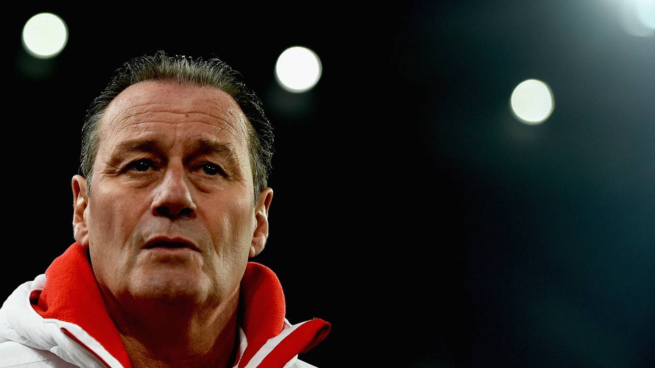 Huub Stevens guckt betrübt