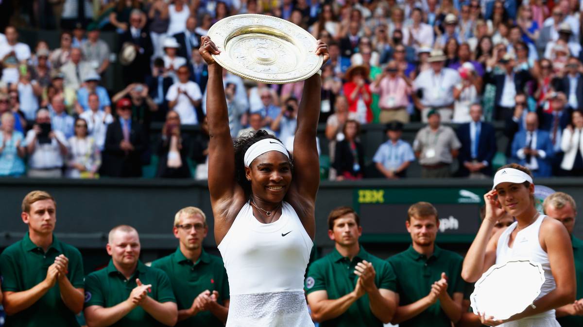 Serena Williams zeigt stolz die Siegertrophäe