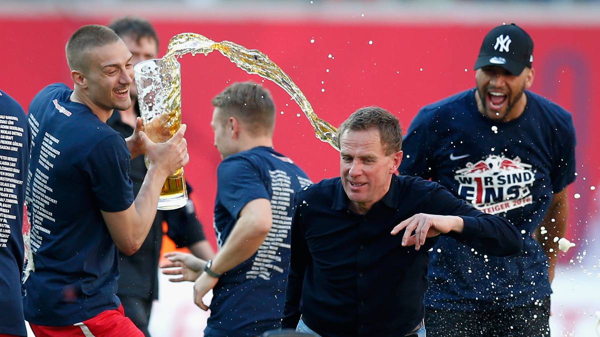 In der folgenden Spielzeit steht Ralf Rangnick (2. v. r.) selbst an der Seitenlinie. Mit ihm in der Doppelrolle als Sportdirektor und Cheftrainer steigen die Leipziger am Ende der Saison 2015/16 in die Bundesliga auf