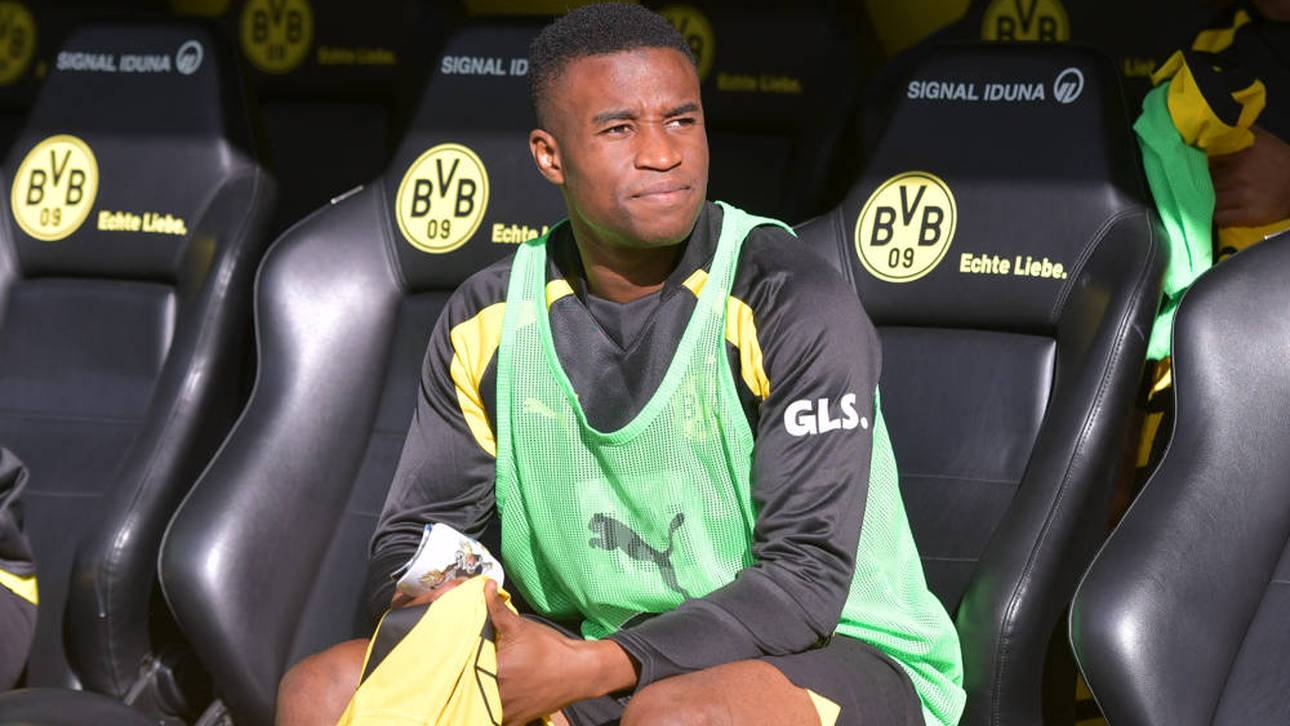 Ein gewohntes Bild: Moukoko sitzt beim BVB auf der Bank
