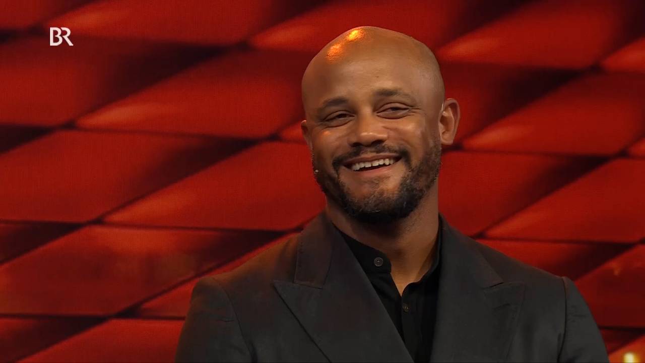 Mit einem Satz bringt Kompany den Saal zum Lachen