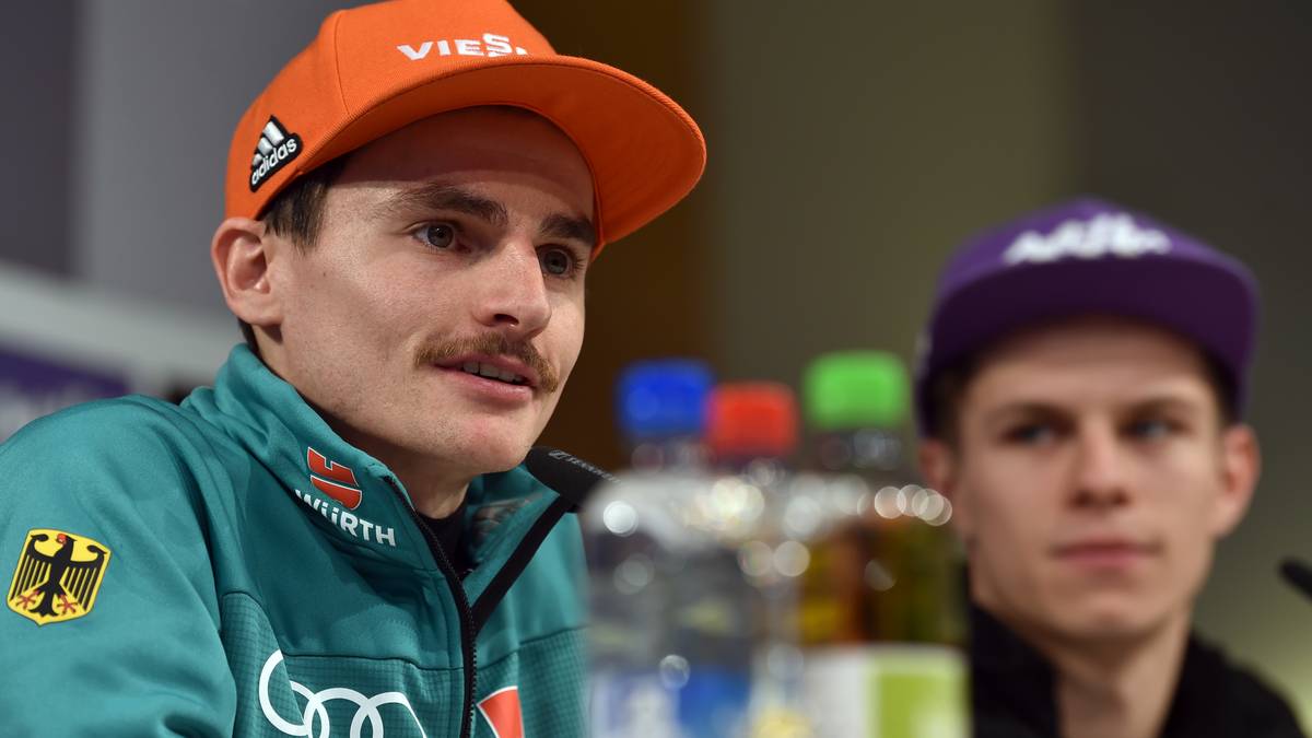 Bei der Ausgabe 2017/18 glauben die deutschen Fans fest an den ersehnten Tourneesieg, schließlich gehen Richard Freitag (l.) und Andreas Wellinger (r.) als Erster und Zweiter des Gesamt-Weltcups in Oberstdorf an den Start