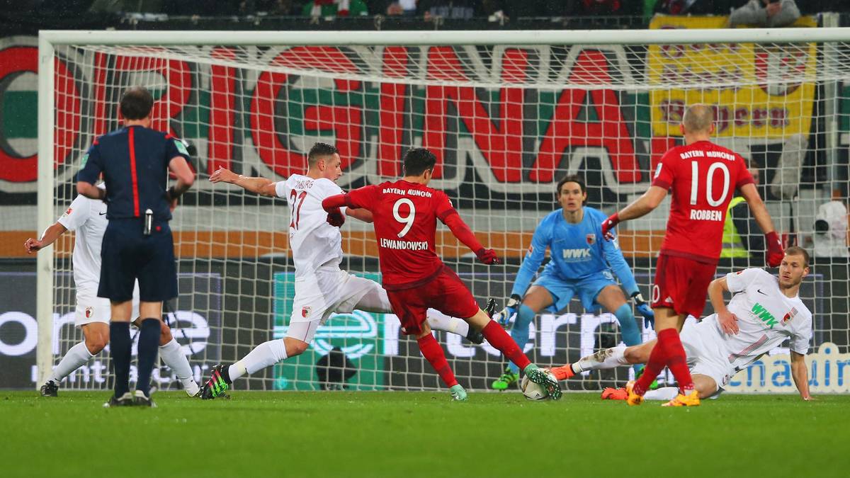 Doch die Kollegen können es auch ohne ihn. Toptorjäger Robert Lewandowski ist nach Vorarbeit von Thomas Müller mal wieder zur Stelle und bringt den Tabellenführer mit 1:0 in Führung