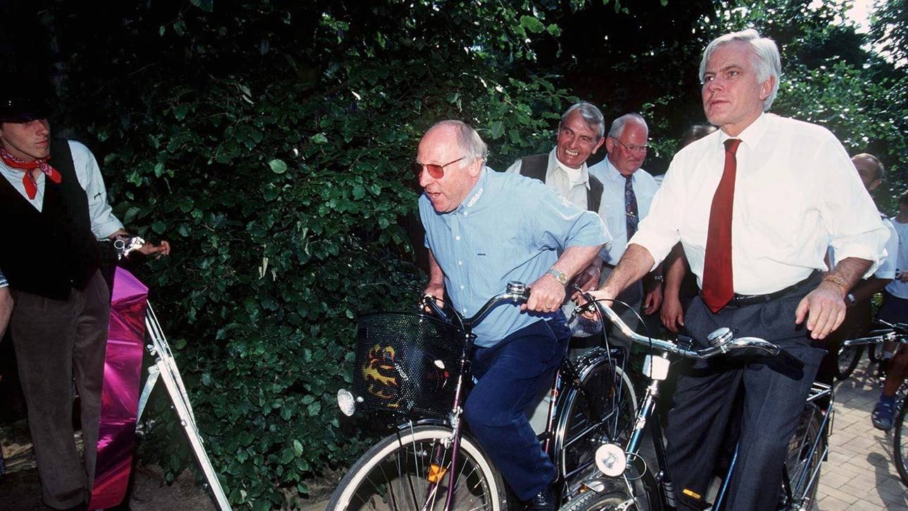 FUSSBALL: EINWEIHUNG DES UWE-SEELER-RADWEGES Grauen 04.06.97