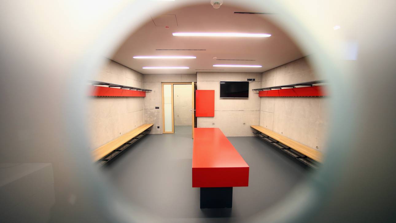 Haft wegen Kamera in Frauen-Dusche