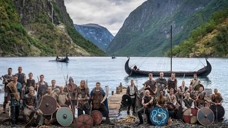 Die Stars der norwegischen Nationalmannschaft posieren vor Beginn der Fußball-Weltmeisterschaft in Nordamerika im ikonischen Wikinger-Look. Das Teamfoto geht im Netz viral – auch eine deutsche Sport-Legende ist begeistert. 