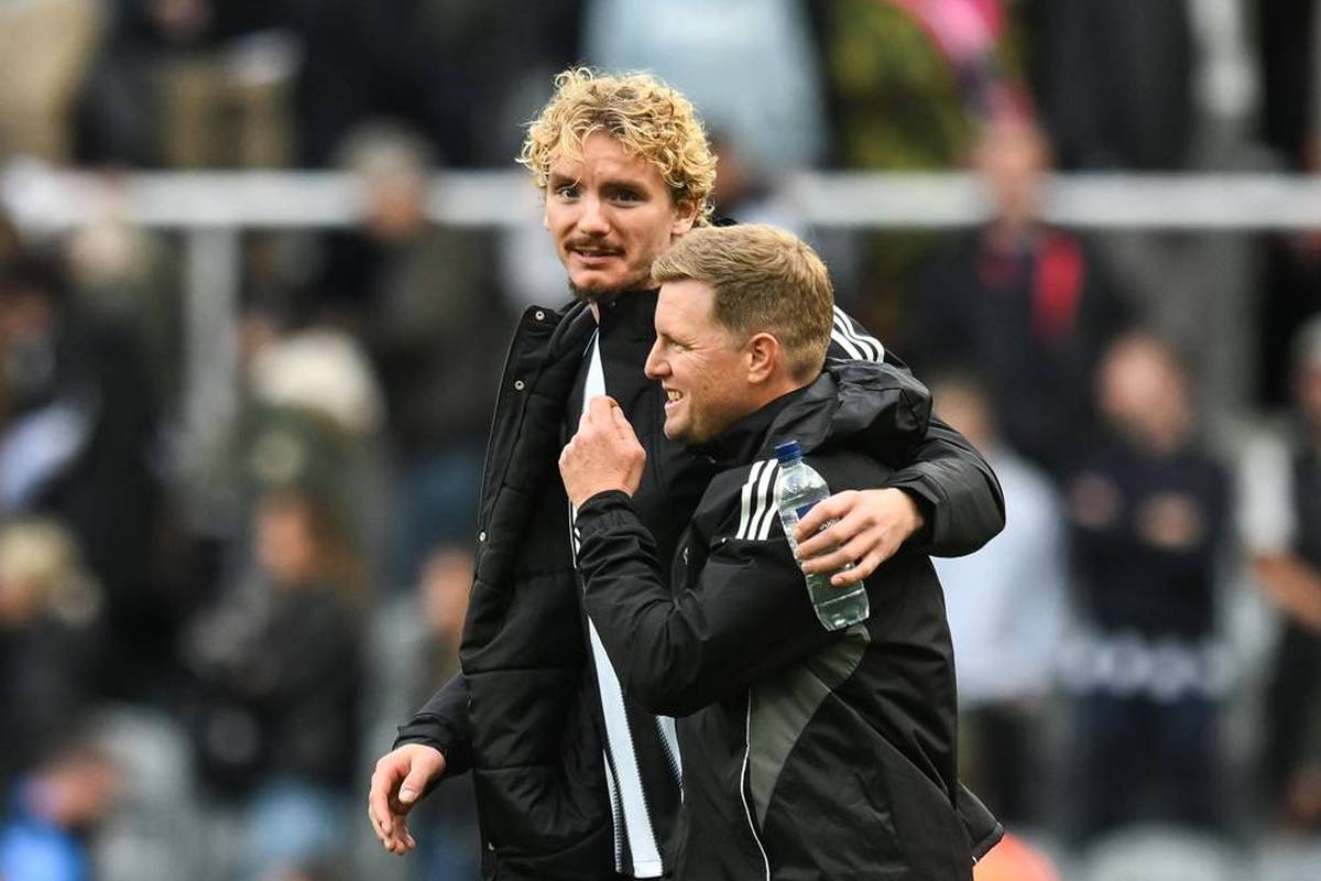 Nick Woltemade verbucht bei Newcastle United gleich sein erstes Tor in der Champions League. Trainer Eddie Howe lobt die vielseitigen Fertigkeiten des deutschen Stürmers.