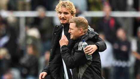Nick Woltemade verbucht bei Newcastle United gleich sein erstes Tor in der Champions League. Trainer Eddie Howe lobt die vielseitigen Fertigkeiten des deutschen Stürmers.