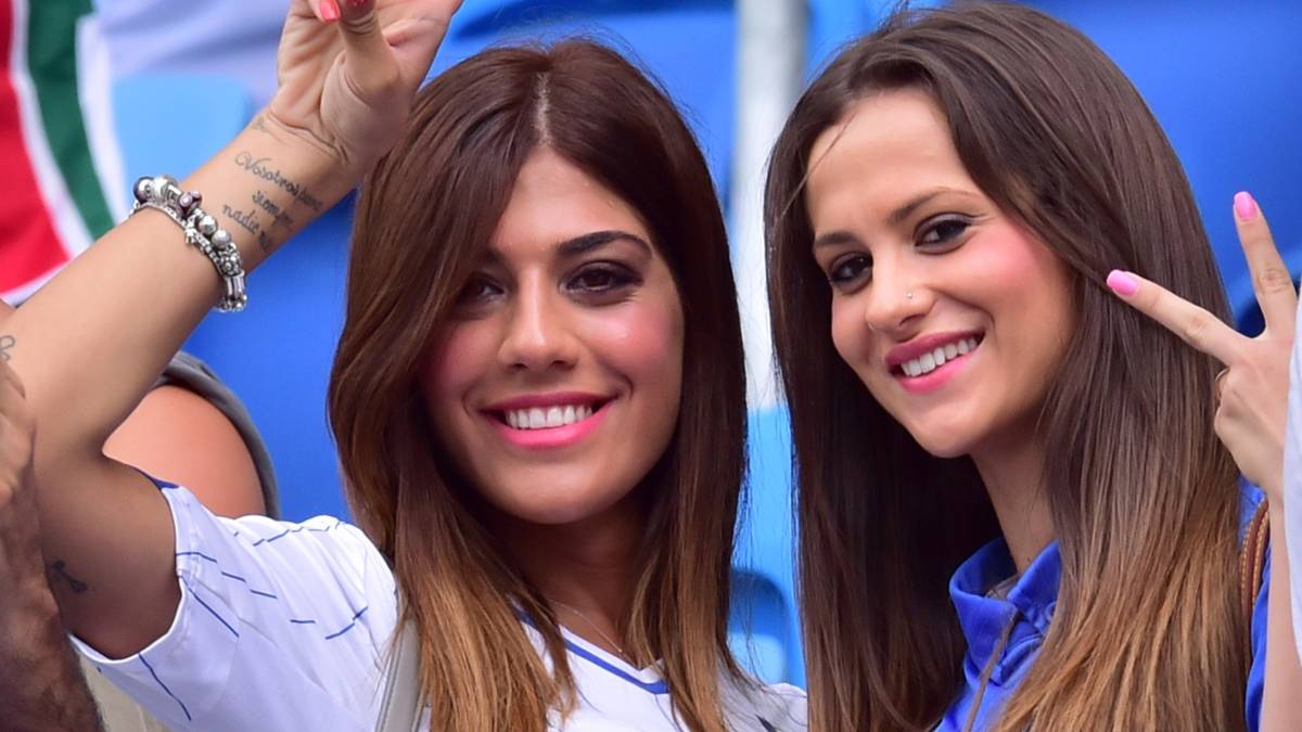 Jenny Darone (l.) - die Frau von Lorenzo Insigne - und Jessica Immobile, wissen, wie man sich im Stadion in Szene setzt