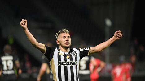 Ein Erstliga-Profi aus Frankreich wird verhaftet, weil Nachbarn ihm auffällige Masturbation vorwerfen. Farid El Melali soll in seiner Wohnung in der Stadt in Westfrankreich masturbiert haben, während er dabei eine Nachbarin anblickte 