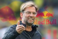 Jürgen Klopp hat einen neuen Job. Er wird allerdings nicht Trainer bei Borussia Dortmund oder der deutschen Nationalmannschaft. Stattdessen tritt der ehemalige Coach des FC Liverpool zum 1. Januar 2025 einen neuen Posten als Global Head of Soccer bei Red Bull an. Was hinter dem Deal steckt, welche Aufgaben auf Klopp zukommen und warum ihm einige Fans die Entscheidung übelnehmen, erklären wir im Video.