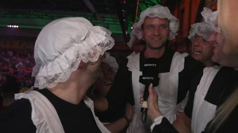 SPORT1-Moderatorin Katharina Kleinfeldt spricht mit englischen Fans, die Gabriel Clemens supporten, aber eine klare Meinung haben, wer den Titel gewinnt.