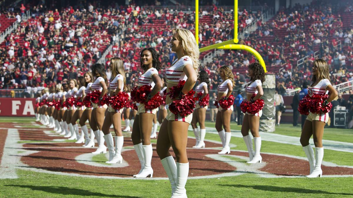 Aufgestellt in Reih und Glied: Die Cheerleader der  San Francisco 49ers