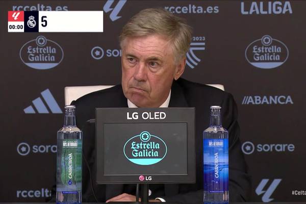  Ancelotti mit Lobeshyme auf Bellingham