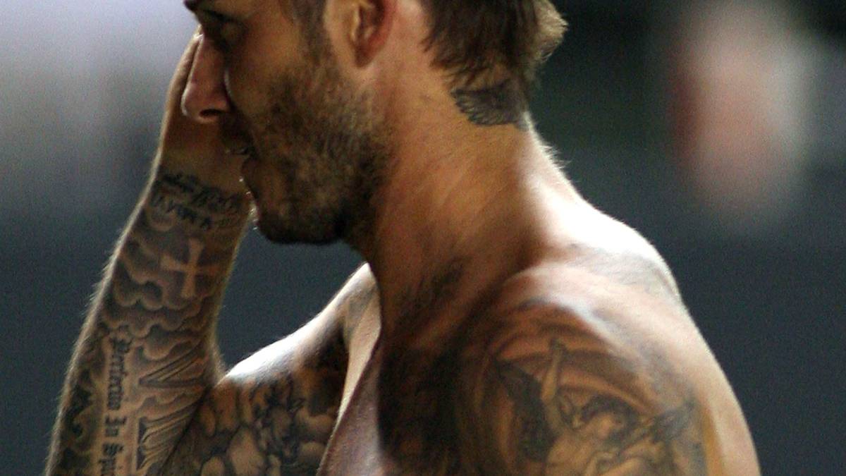 Privat pflegt David Beckham ein weiteres Hobby und lässt seinen Körper großflächig mit Tattoos verzieren