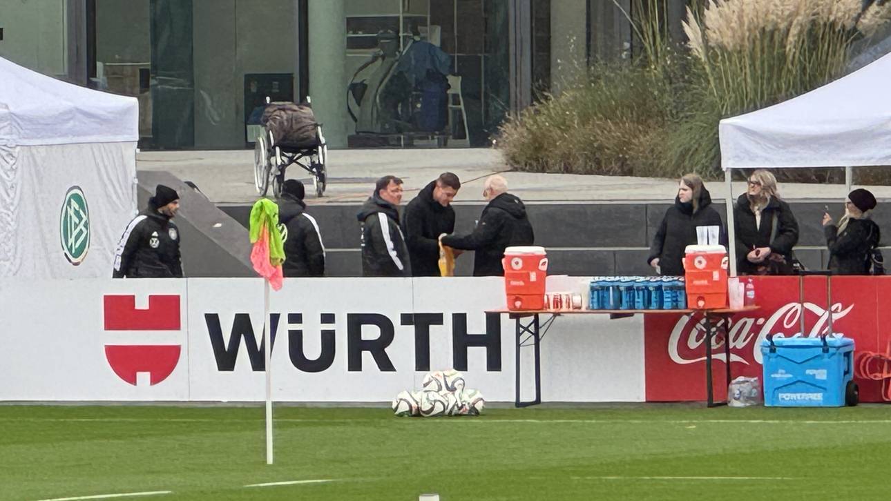 Der verletzte Torhüter Marc-André ter Stegen besuchte die deutsche Fußball-Nationalmannschaft