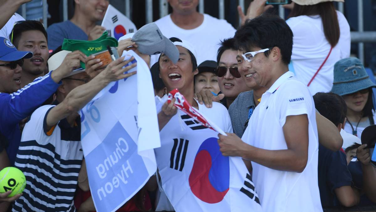 Zwei Jahre später darf sich nur noch Chung Hoffnungen auf den Titel machen. Dessen Markenzeichen: die auffällige Brille. Aufgrund einer Sehschwäche verzichtet er auf dem Court nie auf diese Eigenanfertigung