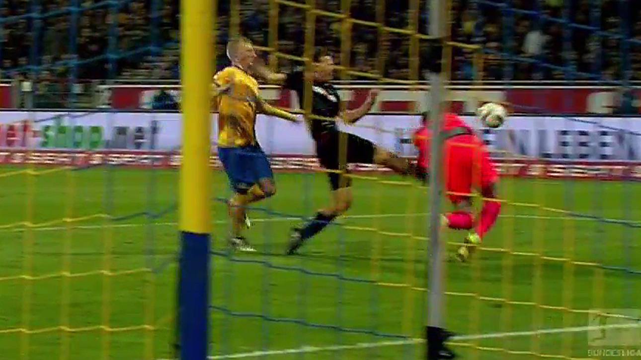 Lukas Görtler spitzelt den Ball und kommt nach Kontakt mit Eintrachts Keeper Jasmin Fejzic zu Fall - oder war der zuerst am Ball?