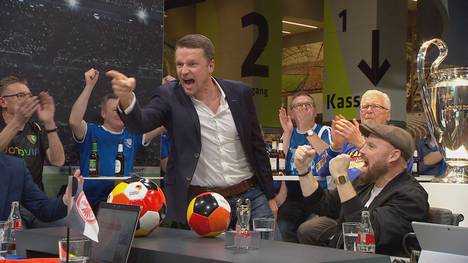 Khvicha Kvaratskhelia tritt zum Foulelfmeter an, schießt mit dem rechten Fuß aufs linke Eck. Kevin Trapp riecht den Braten und pariert bärenstark.