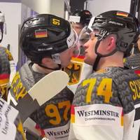 Eishockey-Liebe! Deutsche Spieler feiern Sieg mit Kuss-Geste