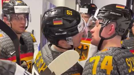Nach dem WM-Spiel der deutschen Eishockeymannschaft feiern die Spieler den Sieg gegen Österreich, Justin Schütz und Filip Varejcka freuen sich dabei mit einer besonderen Jubelgeste.