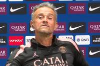 PSG-Coach Luis Enrique war zuletzt mit den Journalisten aneinander geraten. Nun erklärte er, dass er auf Gehalt verzichten würde, um nicht mit der Presse sprechen zu müssen.