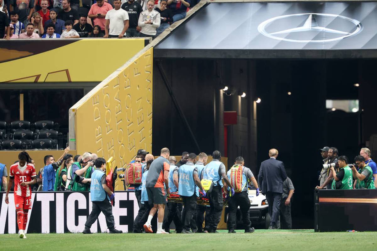 Bayern-Star Jamal Musiala verletzt sich nach einem Zweikampf mit PSG-Keeper Gianluigi Donnarumma übel am linken Bein. Der 22-Jährige muss mit einer Trage abtransportiert werden.