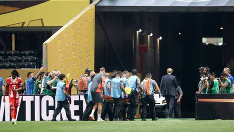 Bayern-Star Jamal Musiala verletzt sich nach einem Zweikampf mit PSG-Keeper Gianluigi Donnarumma übel am linken Bein. Der 22-Jährige muss mit einer Trage abtransportiert werden.