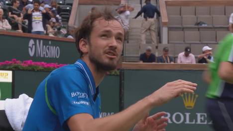 Nach drei hart-umkämpften Sätzen muss sich der Tennis-Olympiasieger Alexander Zverev Daniil Medvedev im Achtelfinale geschlagen geben.