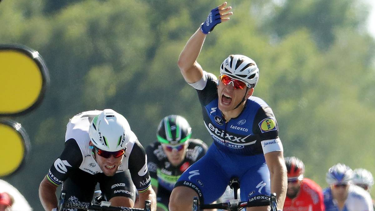 Sehr zum Ärger von Marcel Kittel, der im Schlusssprint nur knapp eine Kollision vermeiden kann. "Ich bin extrem enttäuscht. Der Sprint lief gut, aber Cavendish hat mein Ergebnis verhindert, das sieht man im Video", schimpfte Kittel hinterher