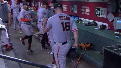 Kuriose Szenen in der MLB. Carlos Rodon von den San Francisco Giants hat einen Wutausbruch und tritt seinen Schläger gegen das Knie eines Mitspielers.
