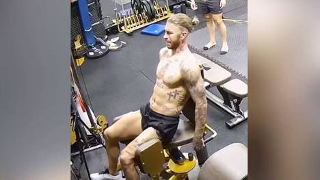 Auch außerhalb des Fußballplatzes hört das Training für Sergio Ramos nicht auf. Im Fitnessstudio schiebt er einige Extra-Schichten und beeindruckt mit seinem durchtrainierten Körper.