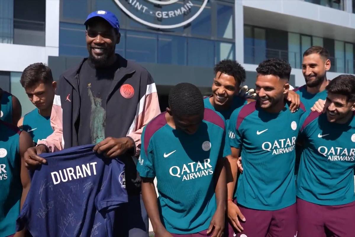 Kevin Durant besuchte während der Olympischen Sommerspiele in Paris den PSG-Campus. Der NBA-Star trifft mit den USA im Basketball-Viertelfinale der Herren auf Brasilien.