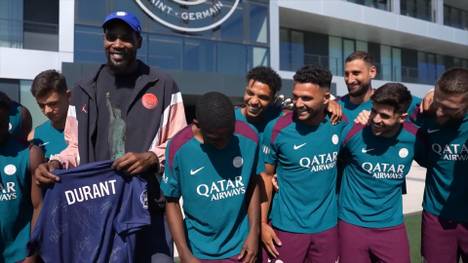 Kevin Durant besuchte während der Olympischen Sommerspiele in Paris den PSG-Campus. Der NBA-Star trifft mit den USA im Basketball-Viertelfinale der Herren auf Brasilien.