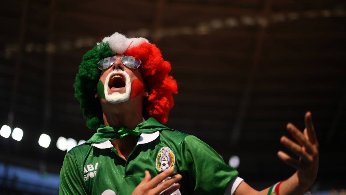 Wenn man die Worte kann, singt man am besten mit. Dieser Mexikaner trällert die Nationalhymne 